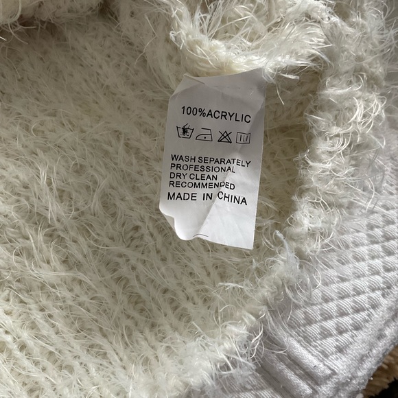 Fuzzy Canada Sweater - Picture 5 of 7